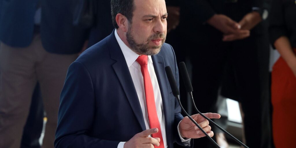 Boulos toma posse como ministro e fala em “colocar governo na rua”