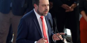 Boulos toma posse como ministro e fala em “colocar governo na rua”
