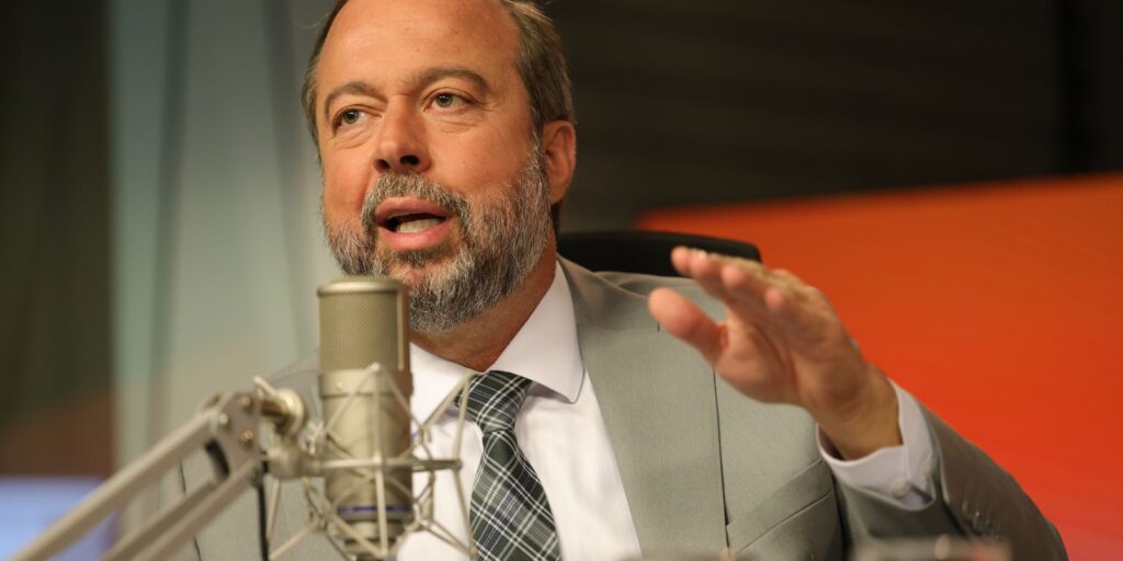 Causa de falta de energia de hoje foi incêndio no Paraná, diz ministro