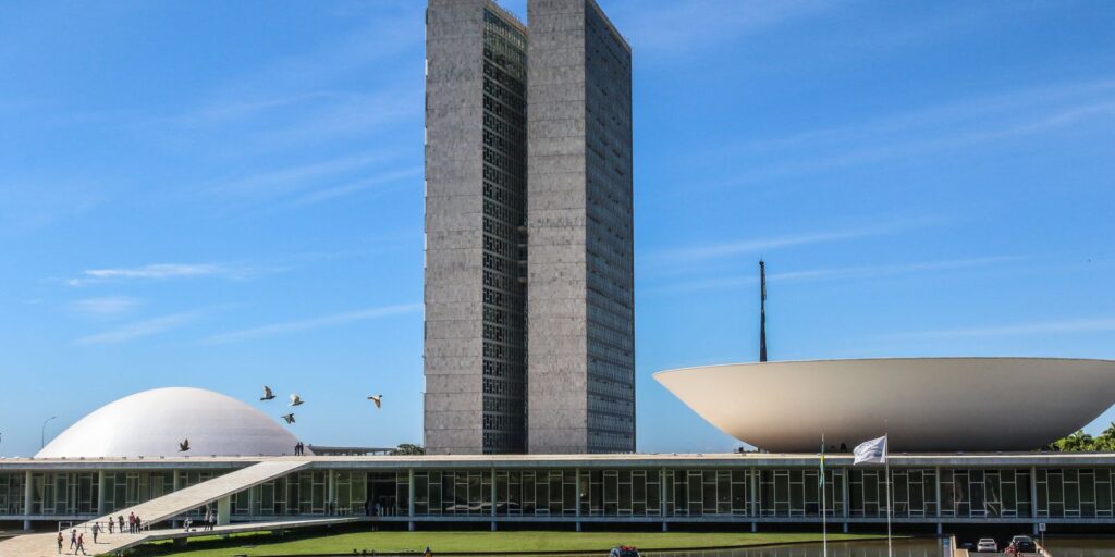 Congresso tem depoimento na CPMI do INSS e proposta que isenta IR