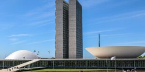 Congresso tem depoimento na CPMI do INSS e proposta que isenta IR