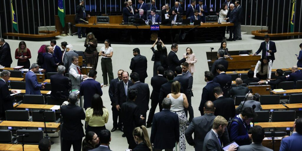 Deputados questionam a ação no Rio e discutem medidas contra o crime