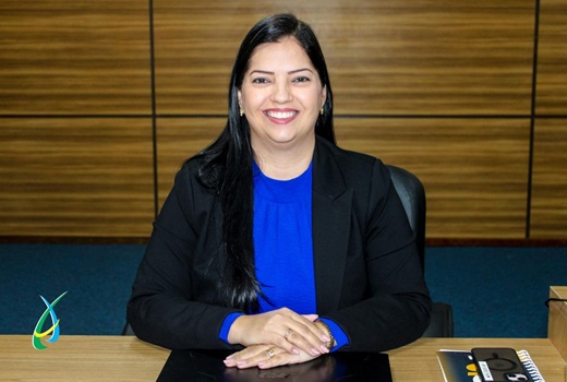 Vereadora solicita informações sobre festas natalinas e cobra melhorias no fornecimento de energia