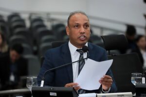 Junior Coringa solicita melhorias em iluminação, limpeza e infraestrutura nos bairros Universitário e Nova Jerusalém