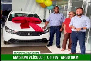 Prefeito Lucas Machado celebra entrega de mais um carro zero km para Itajá