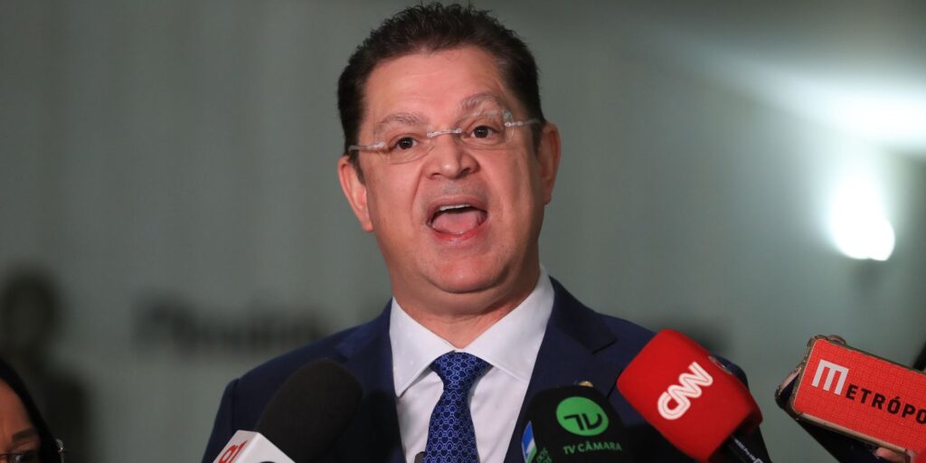 Prisão de Bolsonaro mobiliza aliados e adversários nas redes sociais