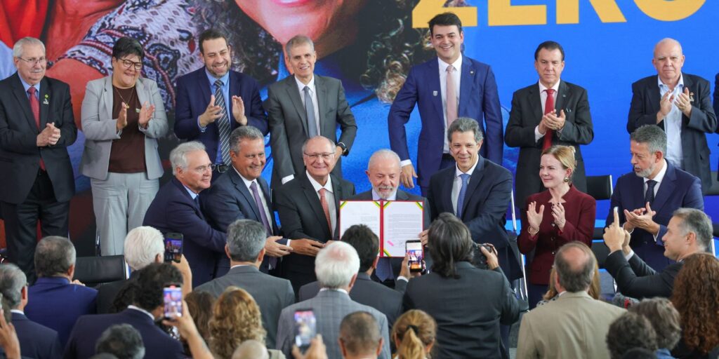 Promessa de campanha: Lula comemora lei que isenta IR até R$ 5 mil