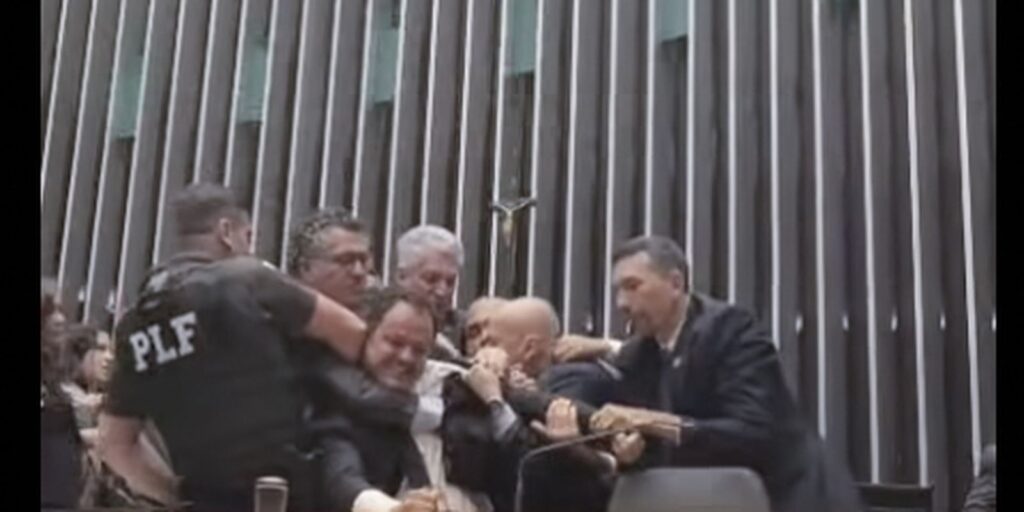 Glauber Braga, retirado à força do plenário, denuncia 'ação golpista'