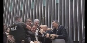 Glauber Braga, retirado à força do plenário, denuncia 'ação golpista'