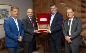 Governo de MS renova parceria com Embaixada da Índia para aulas de yoga nas escolas estaduais