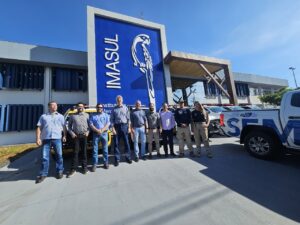 Imasul recebe onze caminhonetes e dois tratores para reforçar fiscalização e equipar unidades de conservação