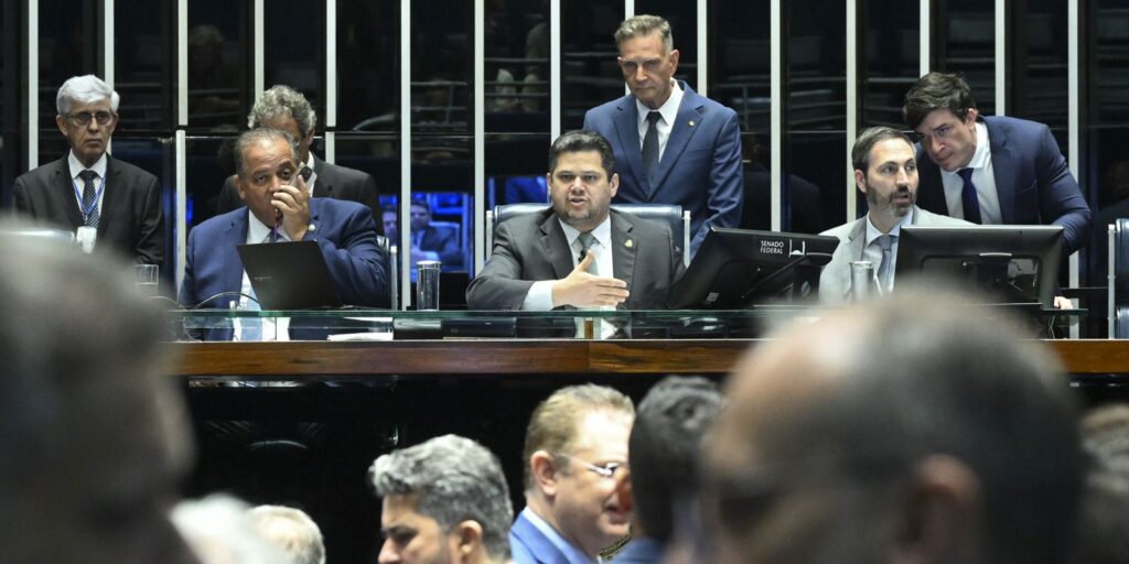 Senado aprova PL que reduz penas de condenados do 8/1 e trama golpista