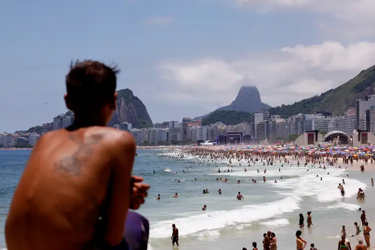 Rio de Janeiro(RJ), 31/12/2024 - Praia cheia com palcos montados na areia da Praia de Copacabana no último dia do ano. Foto: Tânia Rêgo/Agência Brasil