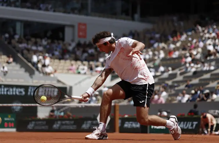 Thiago Wild surpreende Medvedev e elimina número 2 do mundo em Roland Garros 30/05/2023 REUTERS/Benoit Tessier